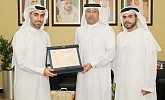 مجمع دبي للاستثمار يقدم شهادات تقدير الى موظفي بلدية دبي
