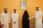 مدير ادارة الأحوال الشخصية بمحاكم دبي يكرم موظفة لتميزها