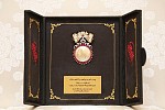 الشيخة فاطمة بنت مبارك (أم الإمارات) تتسلم 