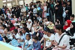 الأطفال يلتقون دميتهم المحبوبة 